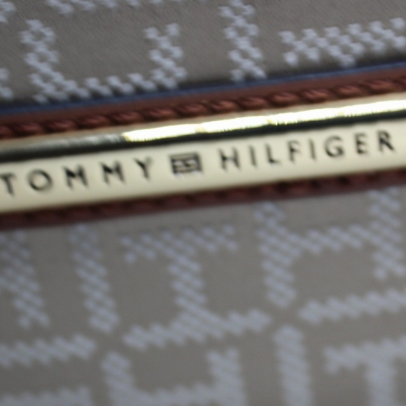 NWOT Tommy Hilfiger Wristlet - Picture 16 of 16